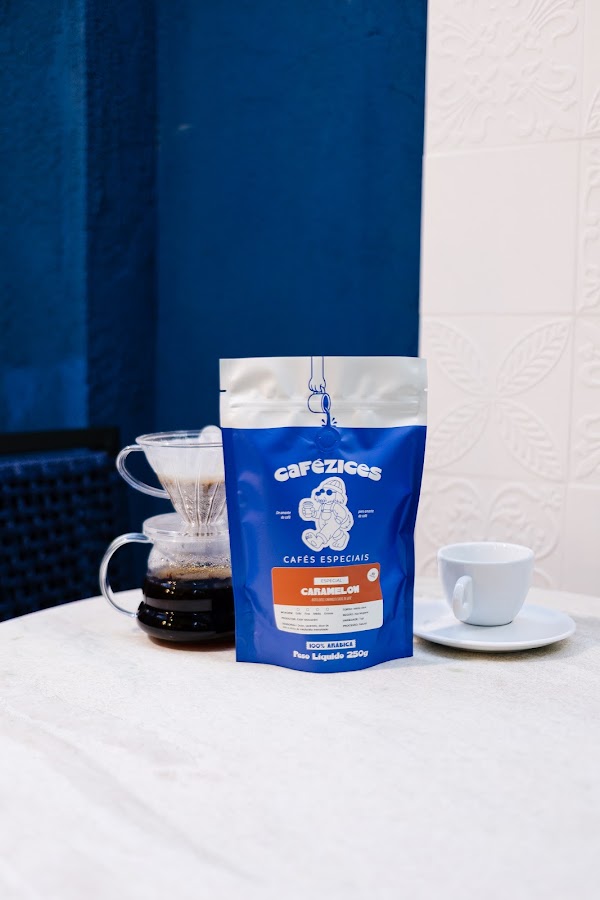 Caf&eacute; especial Caramelow ao lado de um coador V60 com caf&eacute; pronto na jarra