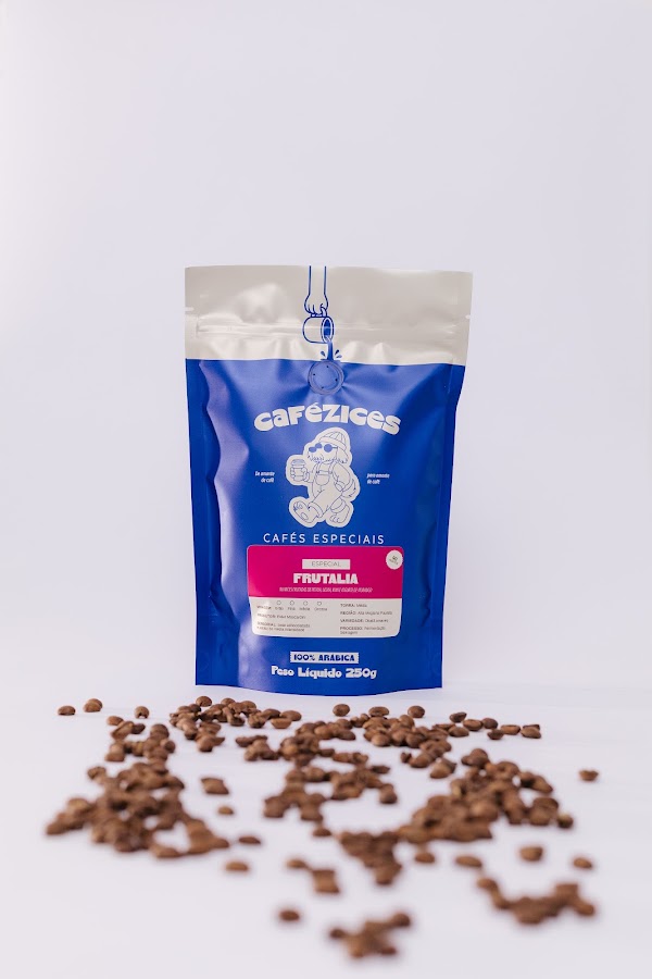 Pacote do caf&eacute; especial Frut&aacute;lia em fundo branco com gr&atilde;os espalhados