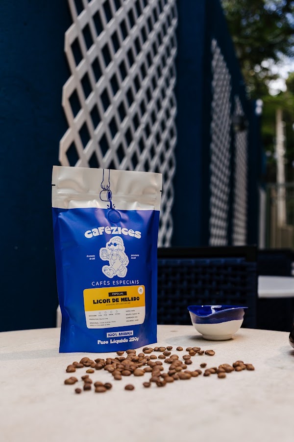 Pacote do caf&eacute; Licor de Melado com gr&atilde;os espalhados e tigelinha azul