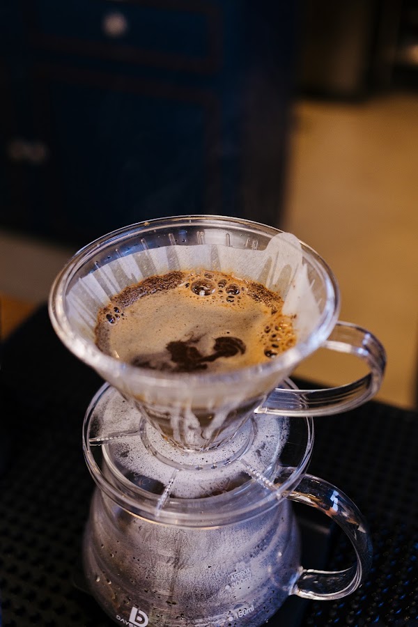 Coador V60 extraindo caf&eacute; especial, visto de perto