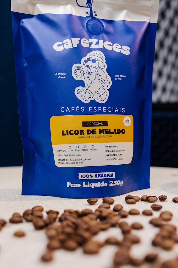 Pacote do caf&eacute; especial Licor de Melado da Caf&eacute;zices com gr&atilde;os torrados na mesa