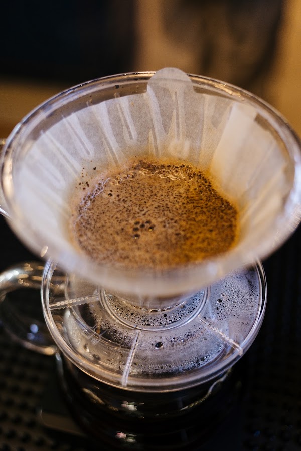 Coador V60 com o caf&eacute; em extra&ccedil;&atilde;o, visto de perto